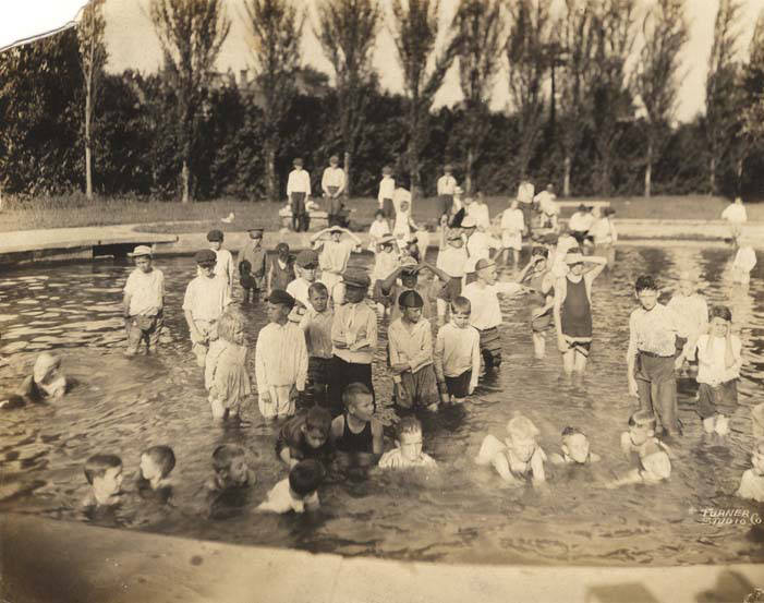 [Image: Children_in_a_wading_pool_at_Avondale_Pa...labama.jpg]