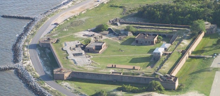 PATRON + Ghosts of many wars roam the historic forts of Mobile, Alabama  [pics & films]