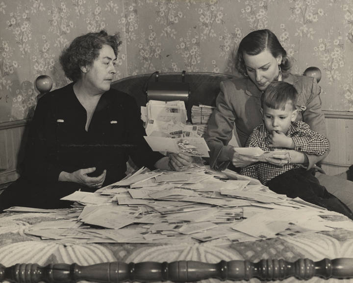 Lillie_Stone_Audrey_Williams_and_Hank_Williams_Jr_seated_on_a_bed_while_looking_through_letters_and_cards_received_after_the_death_of_Hank_Williams_Sr