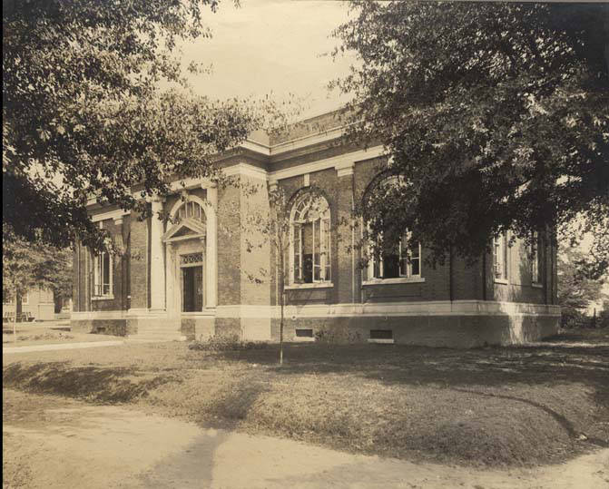 Public_library_in_Troy_Alabama
