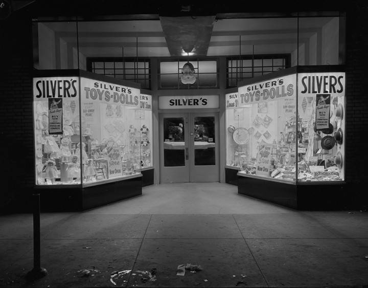 Christmas_window_display_of_toys_at_the_Silvers_store_at_7173_Dexter_Avenue_in_Montgomery_Alabama
