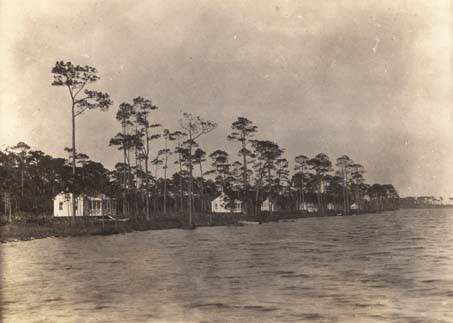 Cottages_along_the_shoreline_at_Gulf_State_Park_in_Fairhope_Alabama