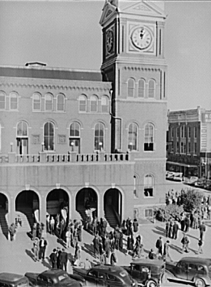 Gadsden, Courthouse Saturday afternoon in 1940, by John Vachon Photographer - Library of Congress