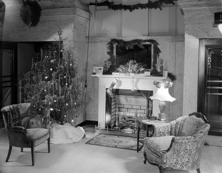 Interior_of_the_First_National_Bank_in_Montgomery_Alabama_decorated_for_Christmas (1)