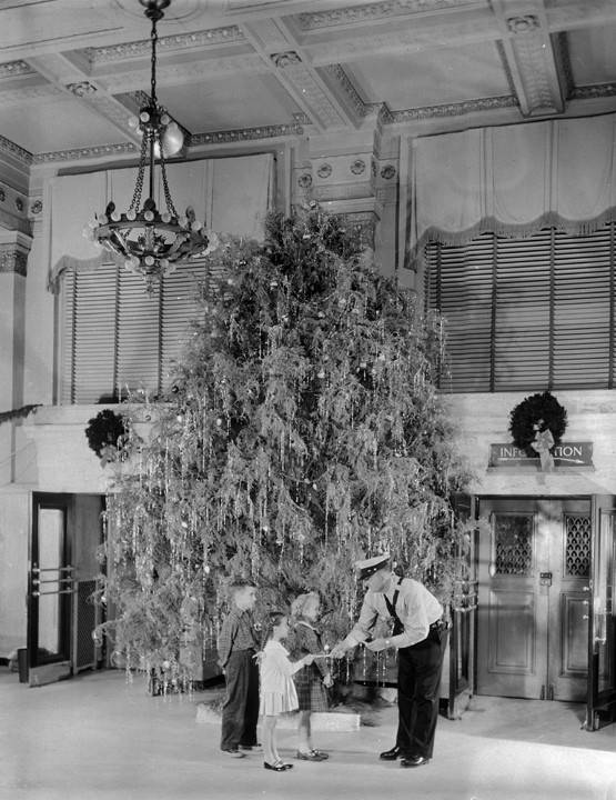 Interior_of_the_First_National_Bank_in_Montgomery_Alabama_decorated_for_Christmas
