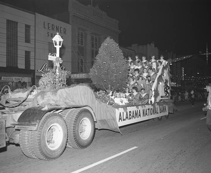Alabama_National_Bank_float_in_the_Christmas_parade_on_Dexter_Avenue_in_Montgomery_Alabama