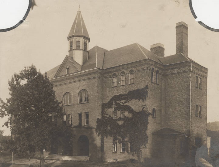 Building_on_the_East_Lake_campus_of_Howard_College_in_Birmingham_Alabama (1)