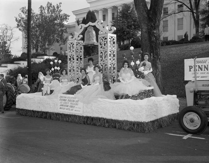 Float_in_the_Christmas_parade_in_downtown_Montgomery_Alabama_on_Bainbridge_Street_in_front_of_the_Capitol