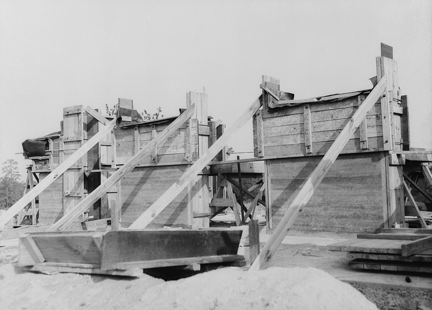 Rammed earth construction near Birmingham, Alabama. The bulkheads are firmly braced so as to maintain vertical alignment