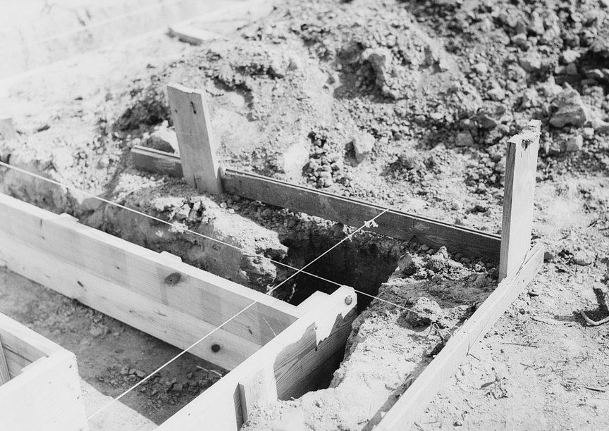 Rammed earth construction near Birmingham, Alabama. The forms are so designed that they may be removed and used again Thomas Hibben