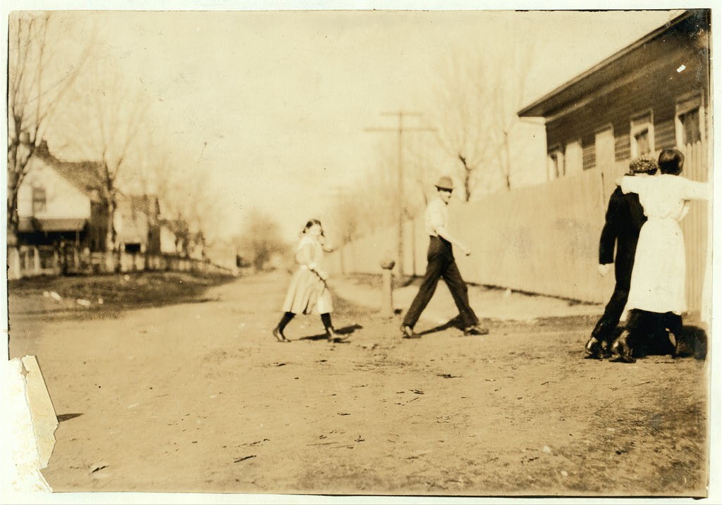 Going to work at Merrimack mills, Huntsville, Alabama ca. 1913