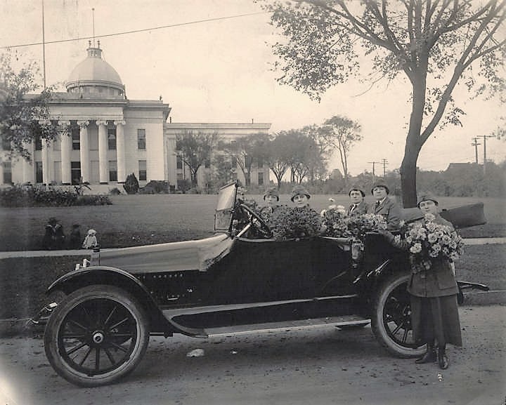 Members of the Motor Corps of the National League for Women's Service parked in front of the Capitol (ADAH)