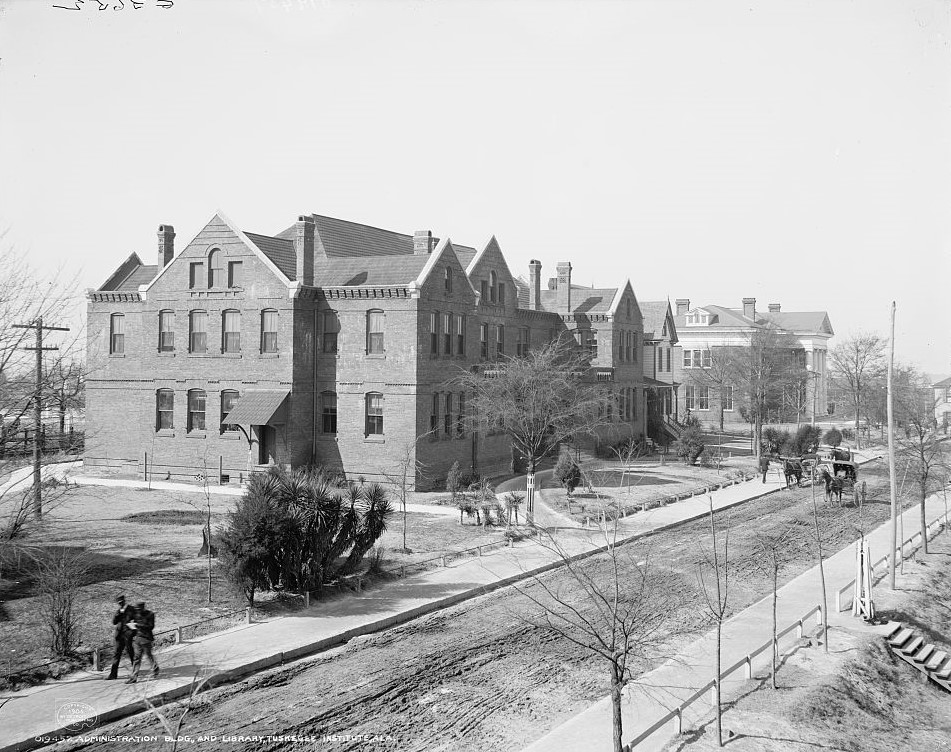 Administration bldg. and library, Tuskegee Institute, Ala. ca. 1906 (Detroit Publishing Co., Library of Congress)