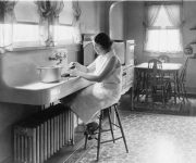 PATRON + SATURDAY SECRETS – Household tips from 1908 – newspapers and bedrooms